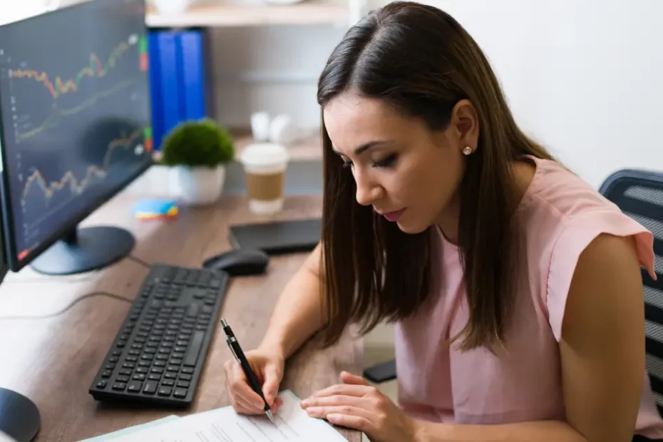 curso-gratuito-para-novos-investidores-da-puc-esta-com-inscricoes-abertas-confira-o-que-voce-ira-aprender-e-como-participar